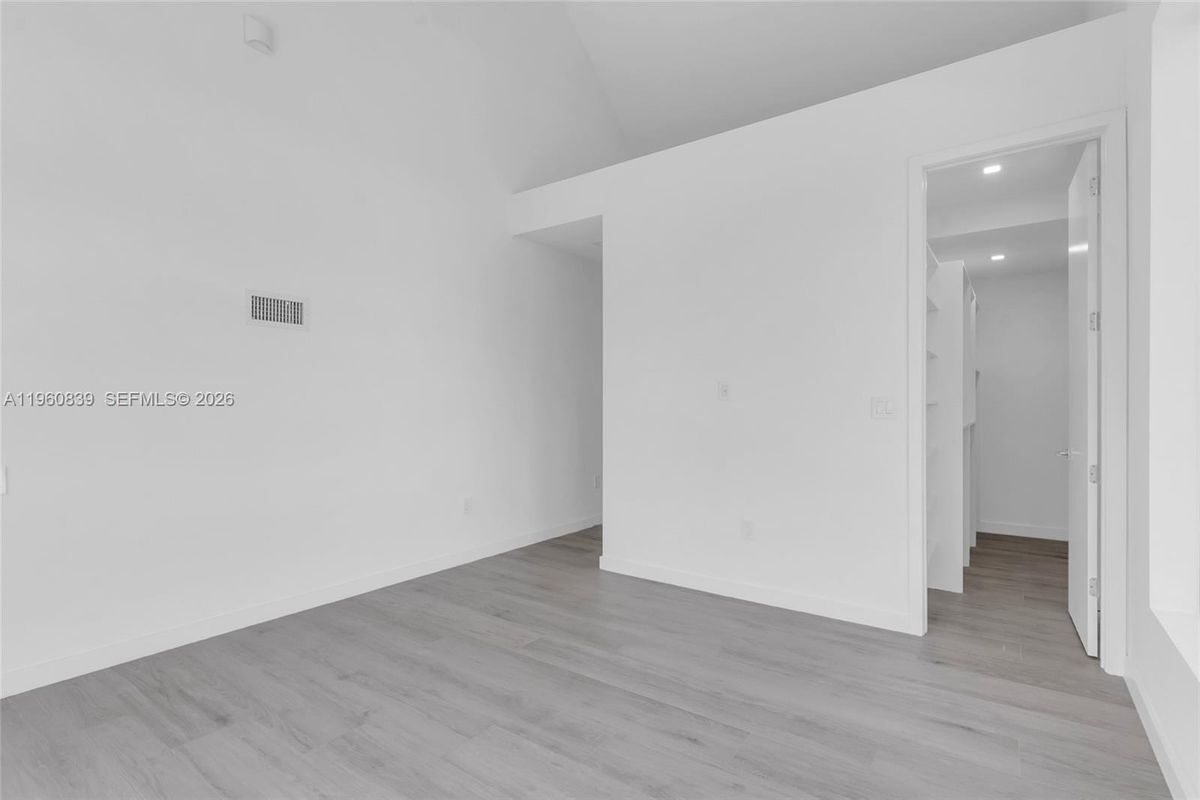 Building Photo - 3204 Plaza St