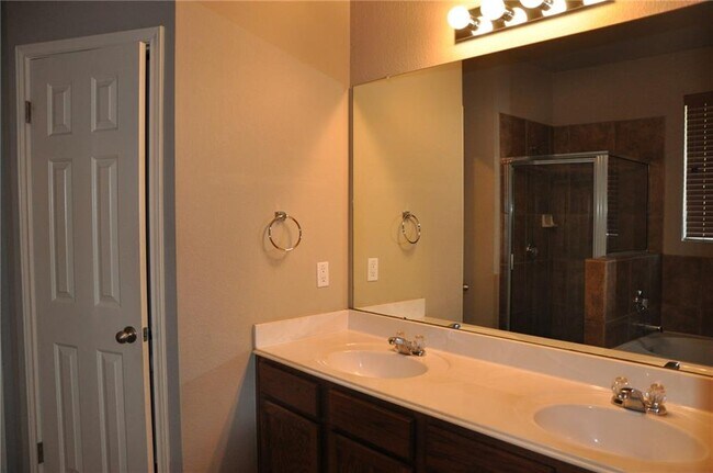 Building Photo - 507 Las Colinas Dr