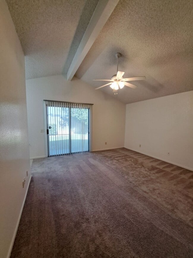 Building Photo - Single Level 3 Bedroom Home Ready to Move in!