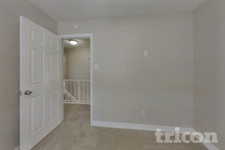 Building Photo - 1715 Evesham Dr