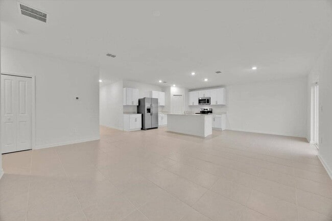 Building Photo - 2398 McKinley Dr