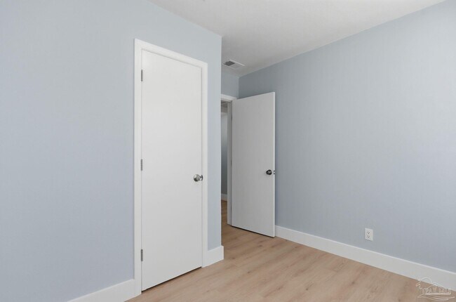 Building Photo - 525 Pelham Rd
