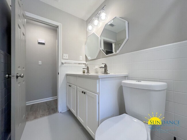 Building Photo - Centrally located and renovated Fort Walto...
