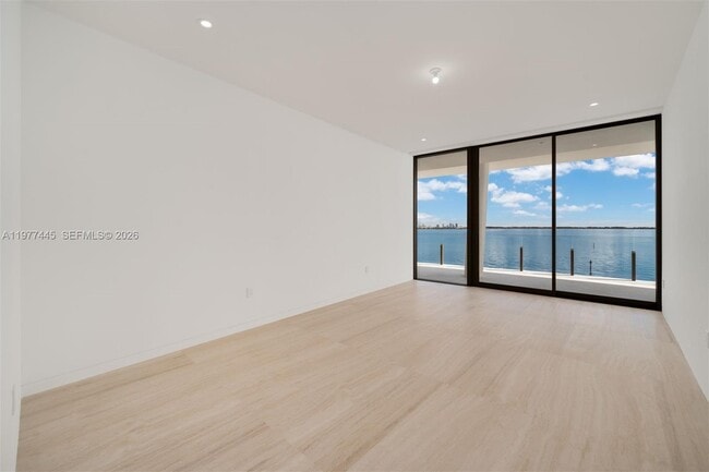 Building Photo - 5 Grove Isle Dr