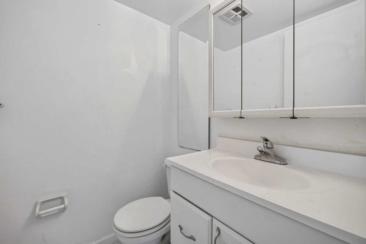 Building Photo - 660 Tennis Club Dr