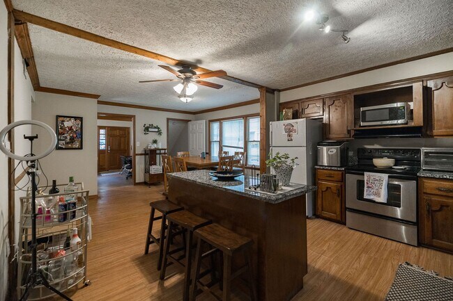 Building Photo - Awesome 5-Points corner Condo!