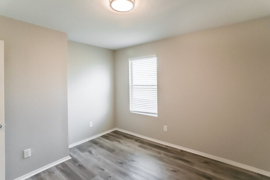 Building Photo - 6945 Meadow Way Ln