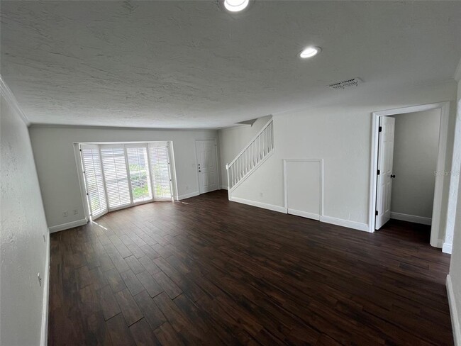 Building Photo - 301 S Bungalow Park Ave