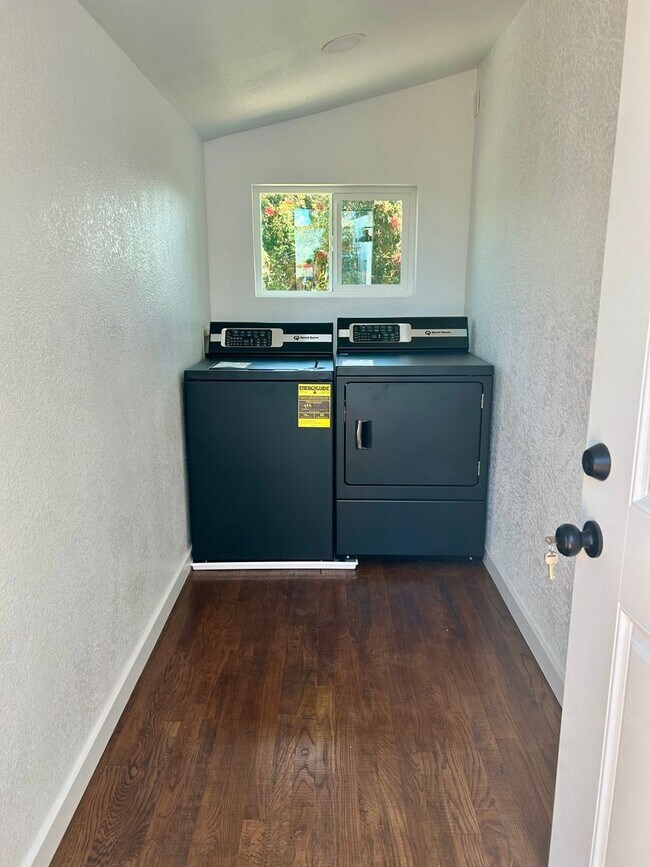 Building Photo - Charming 2 Bed / 2 Bath Coastal Retreat with Ocean Views in Ocean Beach