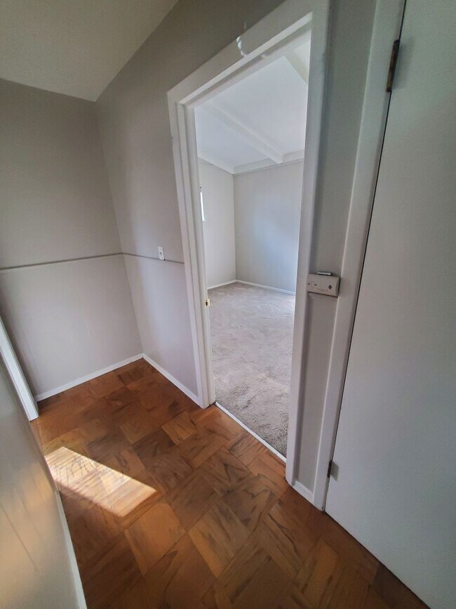 Building Photo - Spacious Ranch Style 4 BR Available in Aug...