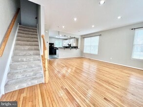 Building Photo - 6400 Warren Point Ct