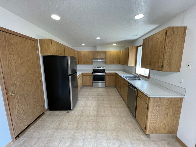 Building Photo - 545