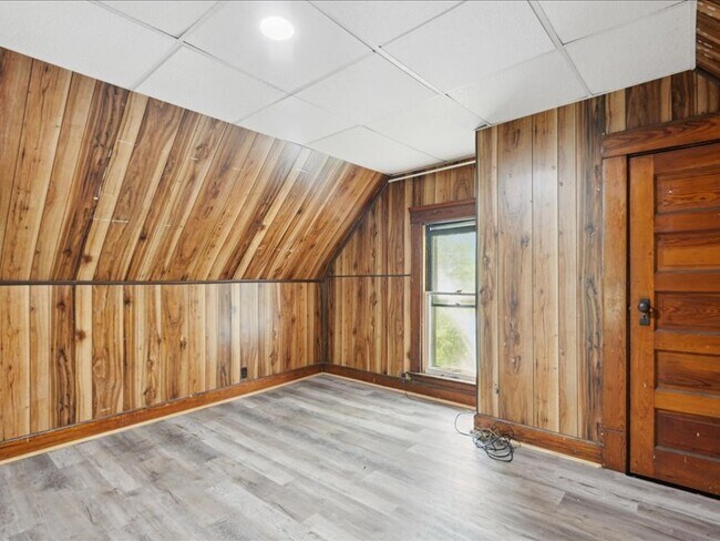 Building Photo - 10622 Hathaway Ave