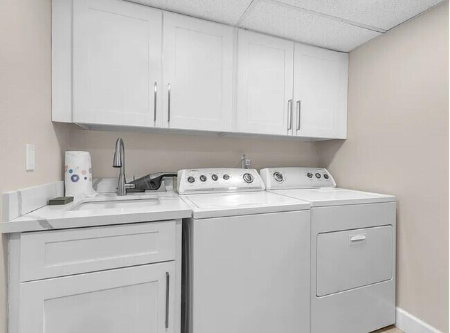 Building Photo - 910 Island Dr