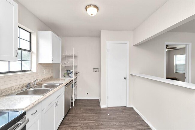 Building Photo - 915 Eleanor St