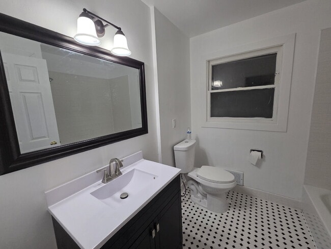 Building Photo - Cosmetically refreshed 3 Bedroom Lower Centrally located near State Fair!