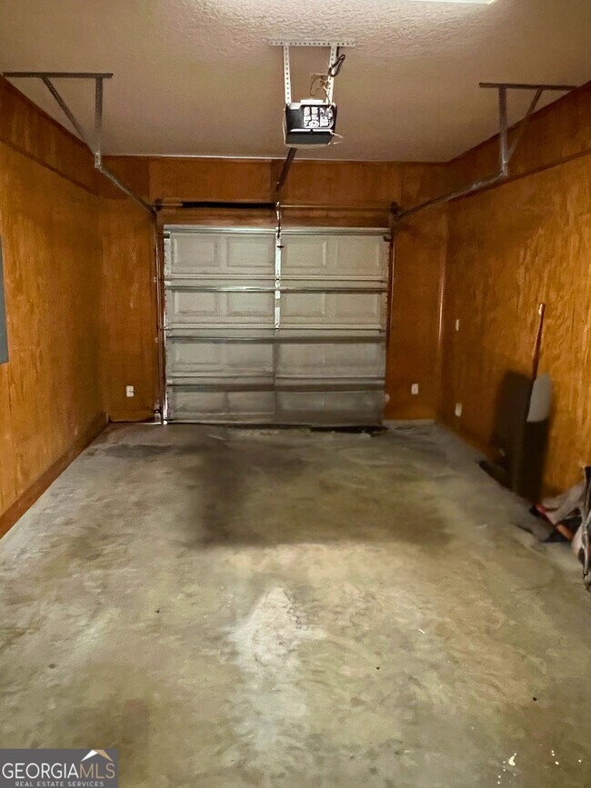 Building Photo - 822 Davis Ave