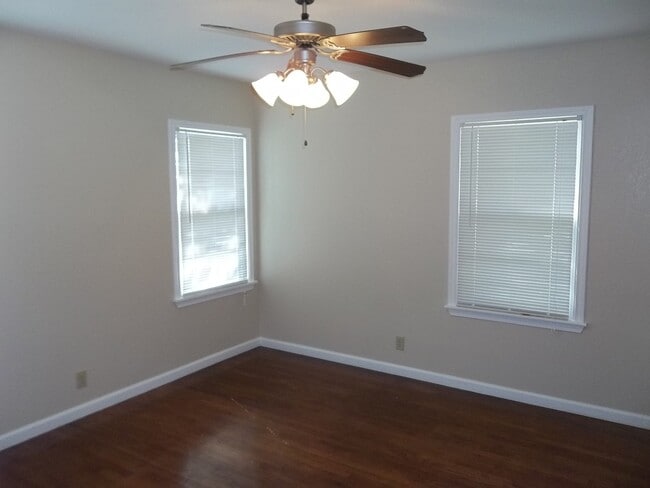 Building Photo - 3 BEDROOM, CLOSE TO SCOTT & WHITE