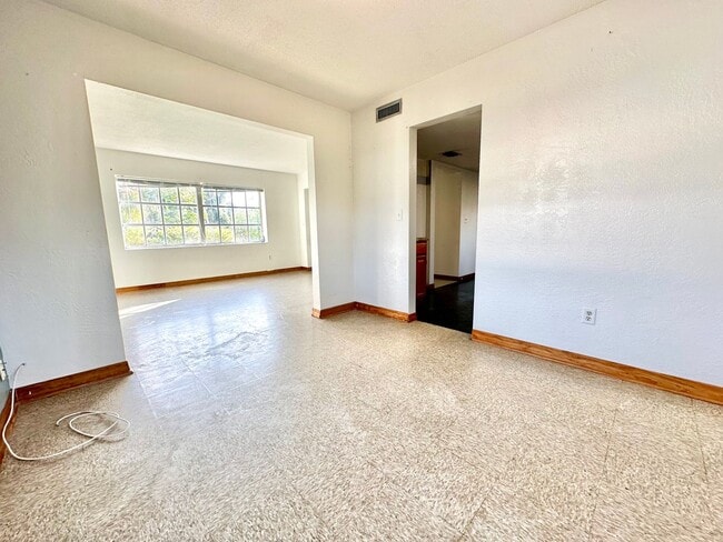 Building Photo - DeLand POOL-home: 4Bedrooms/2Baths - Perfect for family living!