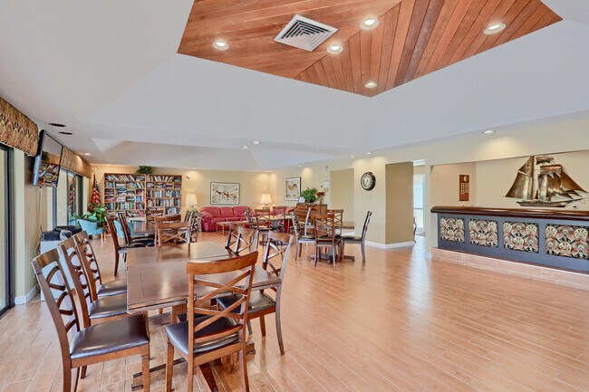 Building Photo - 5390 Woodland Lakes Dr