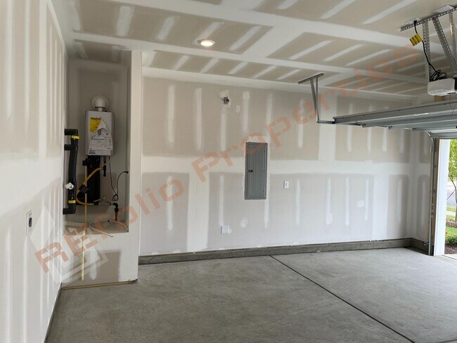 Building Photo - Spacious 4 Bedroom, 3 Bathroom Home w/ 2-C...