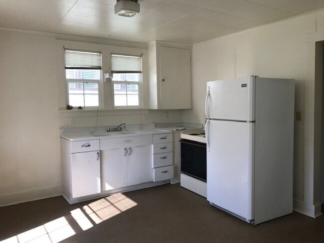 Building Photo - 3 Bedroom, 1 Bathroom Home in Sunnyland! Lawncare included with ample parking