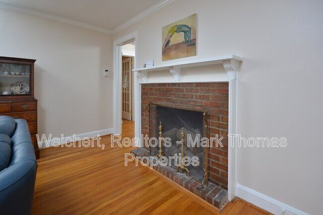 Building Photo - 812 W Knox St