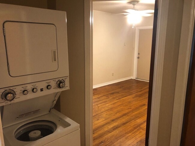 Building Photo - Great 2 BR 1 BA w/ Stack Washer/Dryer