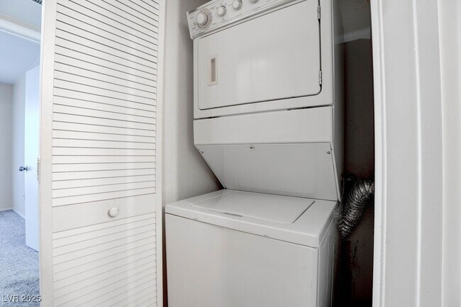 Building Photo - 8070 W Russell Rd