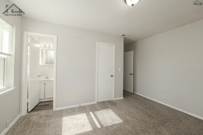 Building Photo - 1400 Phoenix Dr