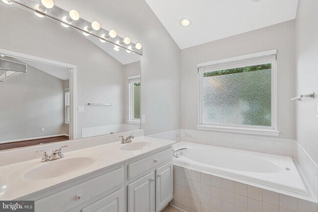 Building Photo - 2504 Woodrow Wilson Dr