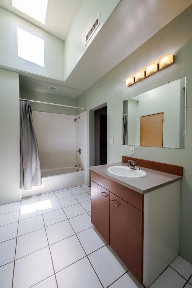 Building Photo - 3600 Cerrillos Rd