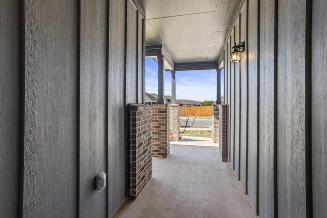 Building Photo - 305 Brooks Ranch Dr