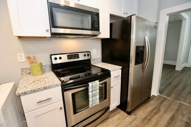 Building Photo - Updated & Ready 09-19-25! Pet Friendly - F...