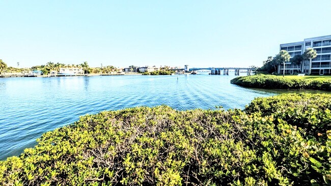 Building Photo - 2 BED 1 BATH CONDO ON SIESTA KEY **ALL UTILITIES/WIFI INCLUDED**