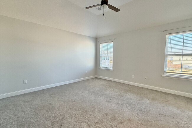 Building Photo - AVAILABLE NOW! (Pet Friendly)