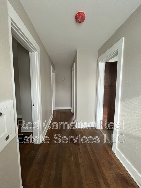 Building Photo - 1009 W Hillcrest Ave