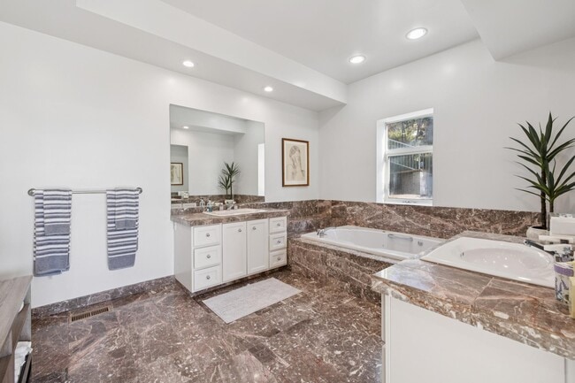 Building Photo - 20 Gilmartin Dr