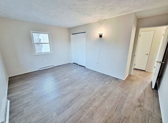 Building Photo - 3 Bed / 1-1/2 Bath Single Family Home w/ 2-Car Garage