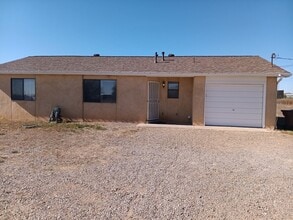 Building Photo - 3 Bedroom, 1 Bathroom Home! Schedule a Showing Soon!
