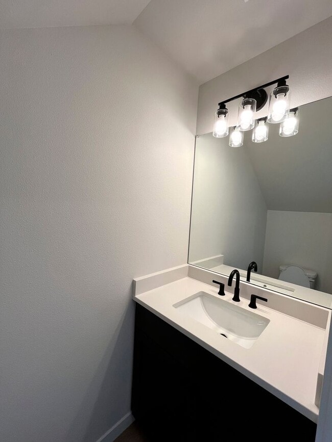 Building Photo - Gorgeous Townhome-Style Unit with Laundry, A/C, Private Patio