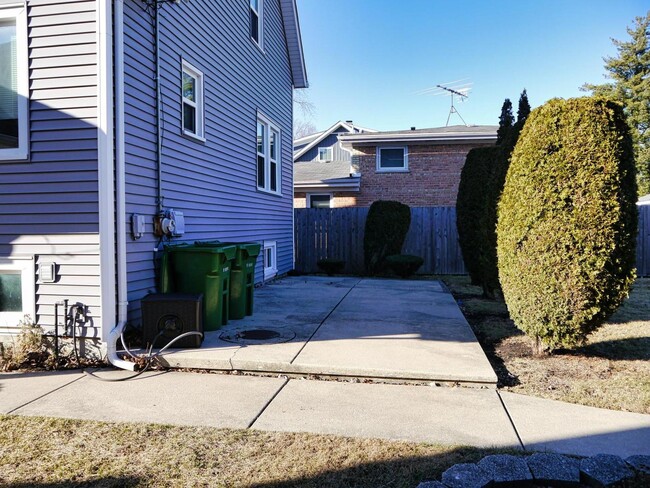 Building Photo - 9837 Minnick Ave