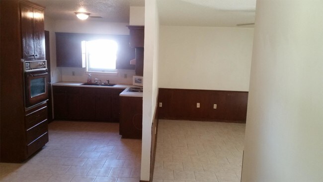 Building Photo - 7608 S Villa Ave