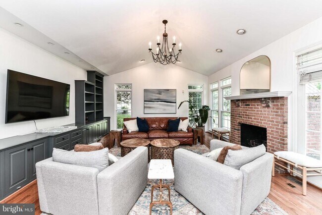 Building Photo - 641 Meade Dr SW