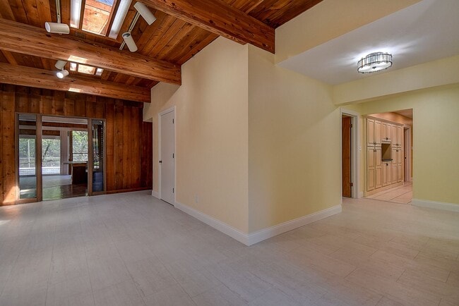 Building Photo - Luxurious 4 bedroom, 3 bath pool home.