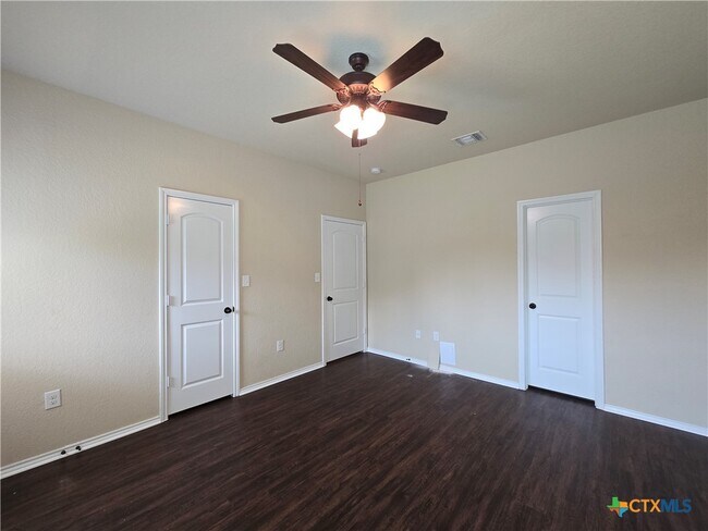 Building Photo - 697 Creekside Cir