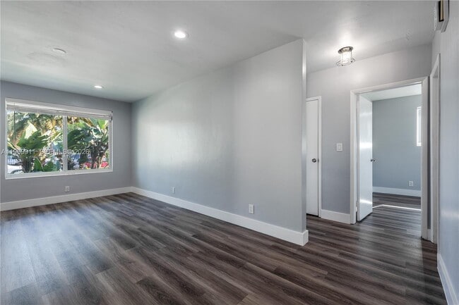 Building Photo - 326 SE 3rd Terrace