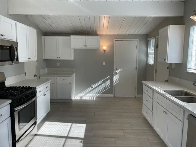 Building Photo - Exclusive