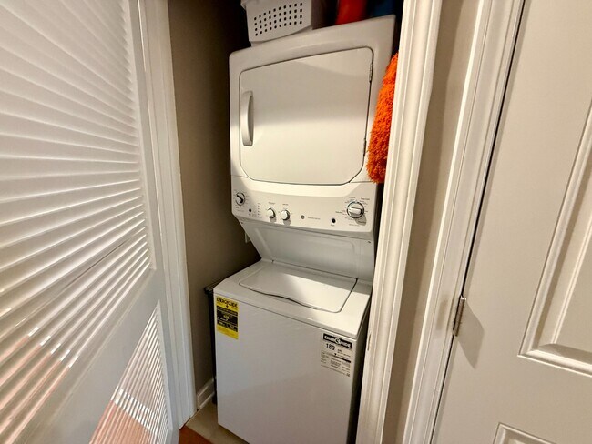 Building Photo - Stunning 2 Bed 2 Bath in the Wicker Park area