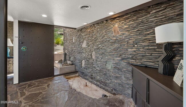 Building Photo - 6102 E Quartz Mountain Rd